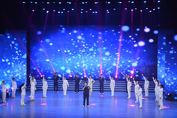 广元市中心医院表扬先进纪念“5·12”国际护士节_fororder_精彩的文艺节目表演现场1