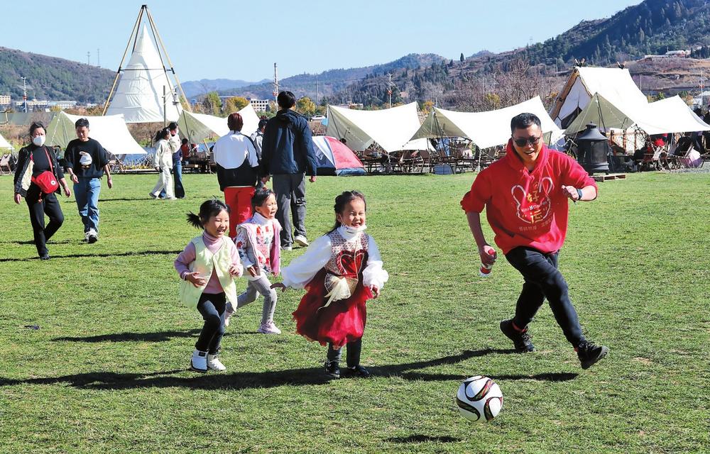 昆明晋宁：小渔村里游人乐_fororder_4b62