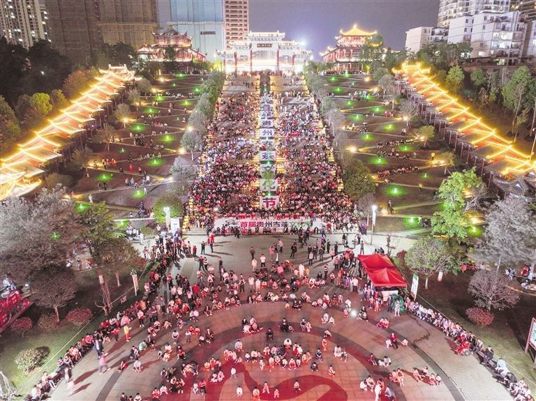 贵州毕节：露天电影带火夜经济_fororder_中首1