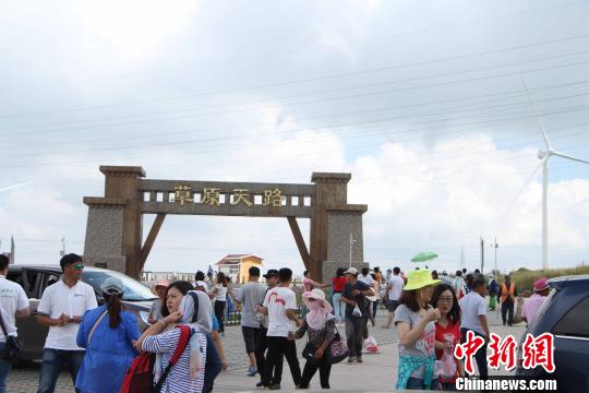 张北“草原天路”见闻：交通拥堵 配套设施不够