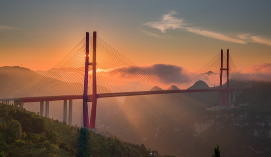 贵州桥梁惊艳世界 建设桥梁超过2.8万座_fororder_贵阳至黔西高速公路鸭池河大桥建成时是世界上最大跨径的钢桁梁斜拉桥，为世界山区斜拉桥之最   尹刚 摄