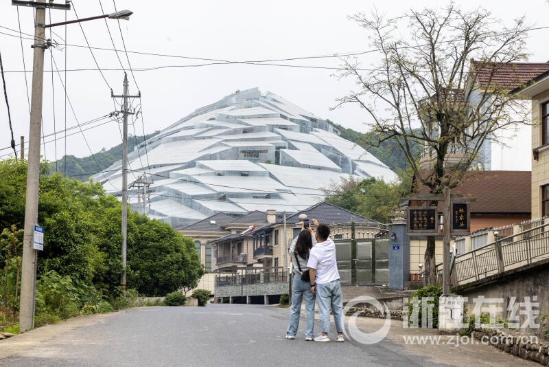 杭州楊梅大棚酷炫外形意外走紅_fororder_W020230511289231586450