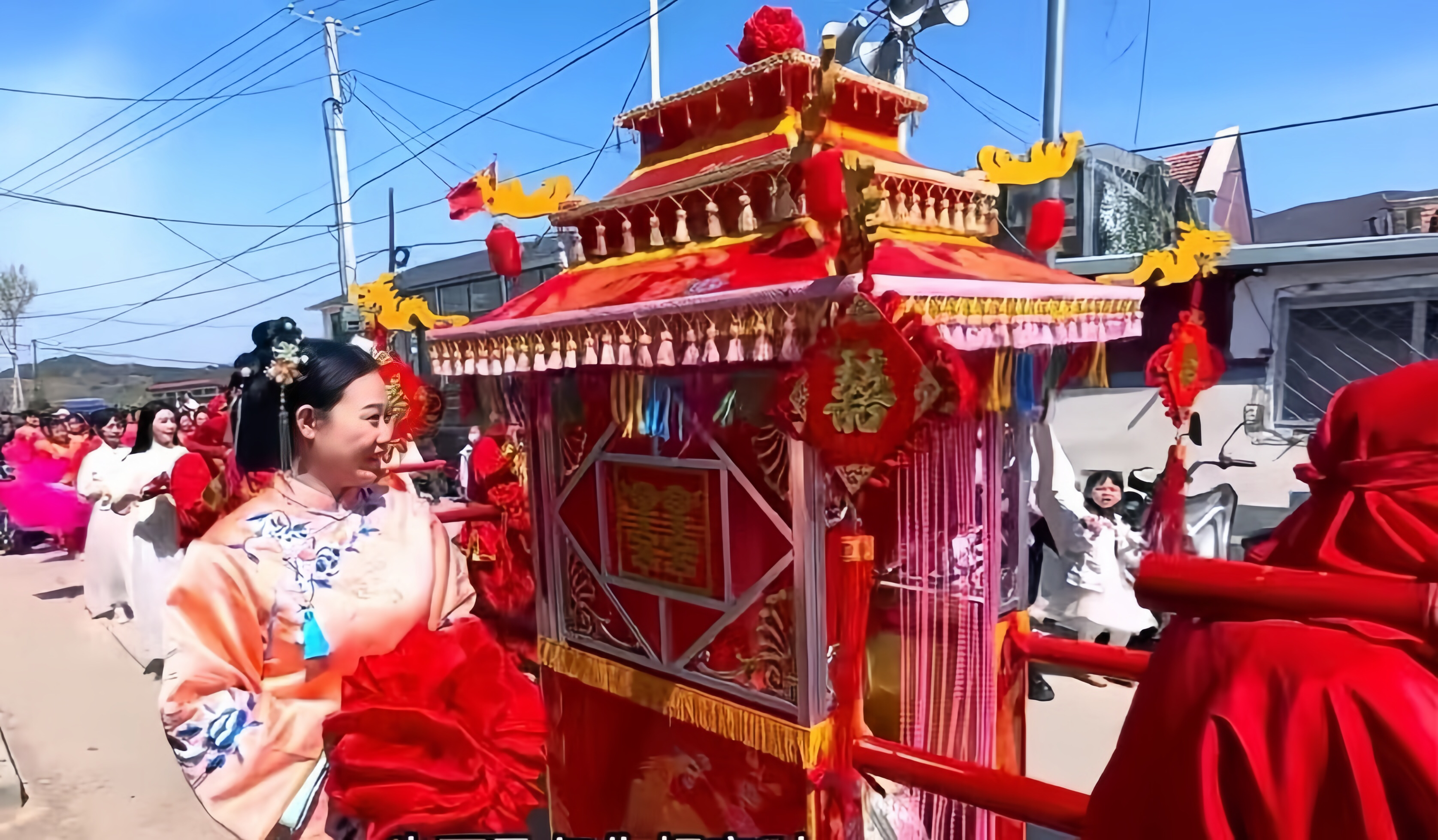 （原创）传统文化受青睐 满族婚礼“火”丰宁_fororder_抬花轿的场面 刘宇摄