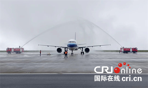 广州直飞重庆武隆首航航班顺利抵达仙女山机场_fororder_图片1