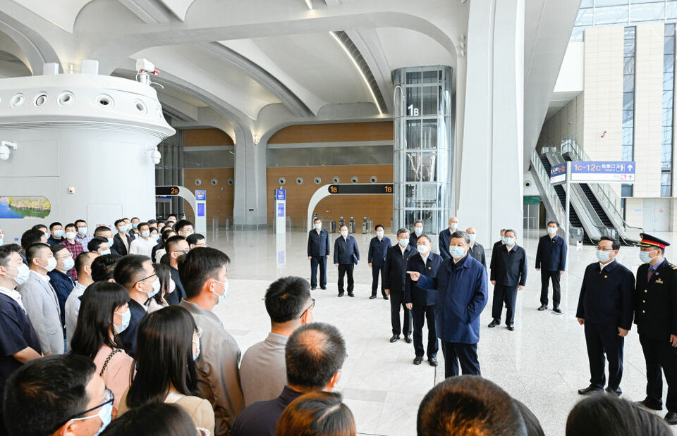 首頁>滾動>正文這是10日上午,習近平在雄安站候車大廳同旅客親切交流.