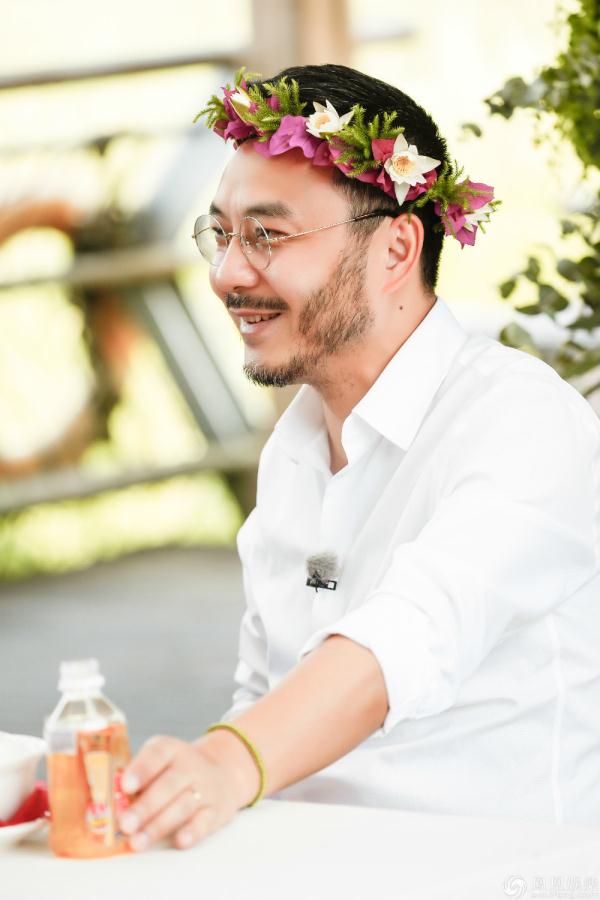 汪涵再现“套路之王” 调侃谢娜“献花”张继科