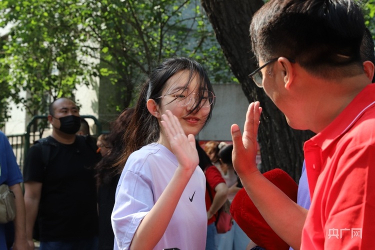 高考首日,这一波“高考表情”值得定格