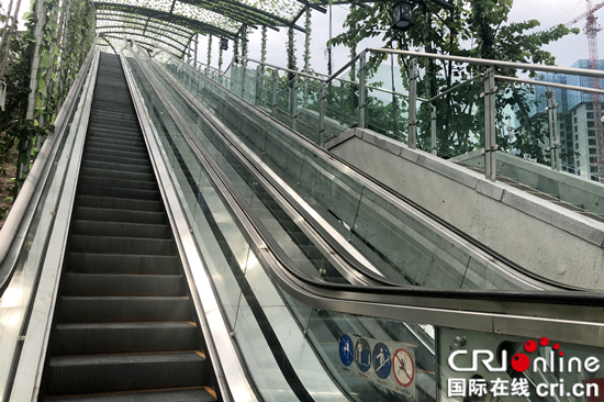 【CRI专稿 列表】重庆首条电动扶梯崖壁步道开放 展示山城立体之美