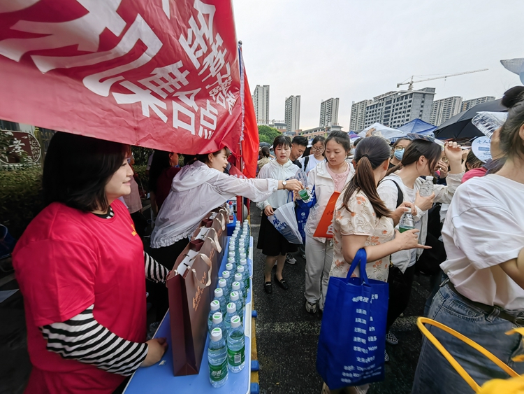 与梦同行 安徽阜阳全民免费乘公交护航高考_fororder_微信图片_20230608071045