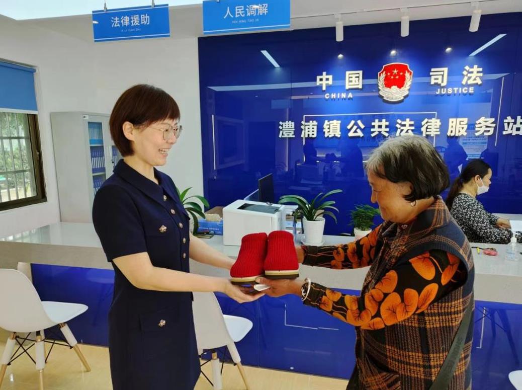 浙江金华：七旬老人亲手织鞋致谢暖心司法工作者_fororder_微信截图_20230513135356