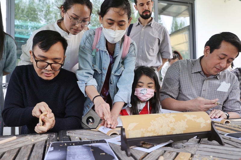 【聚焦上海】竹刻、团扇、沪语童谣……沪上外交官在华东师大体验别样海派“初夏”