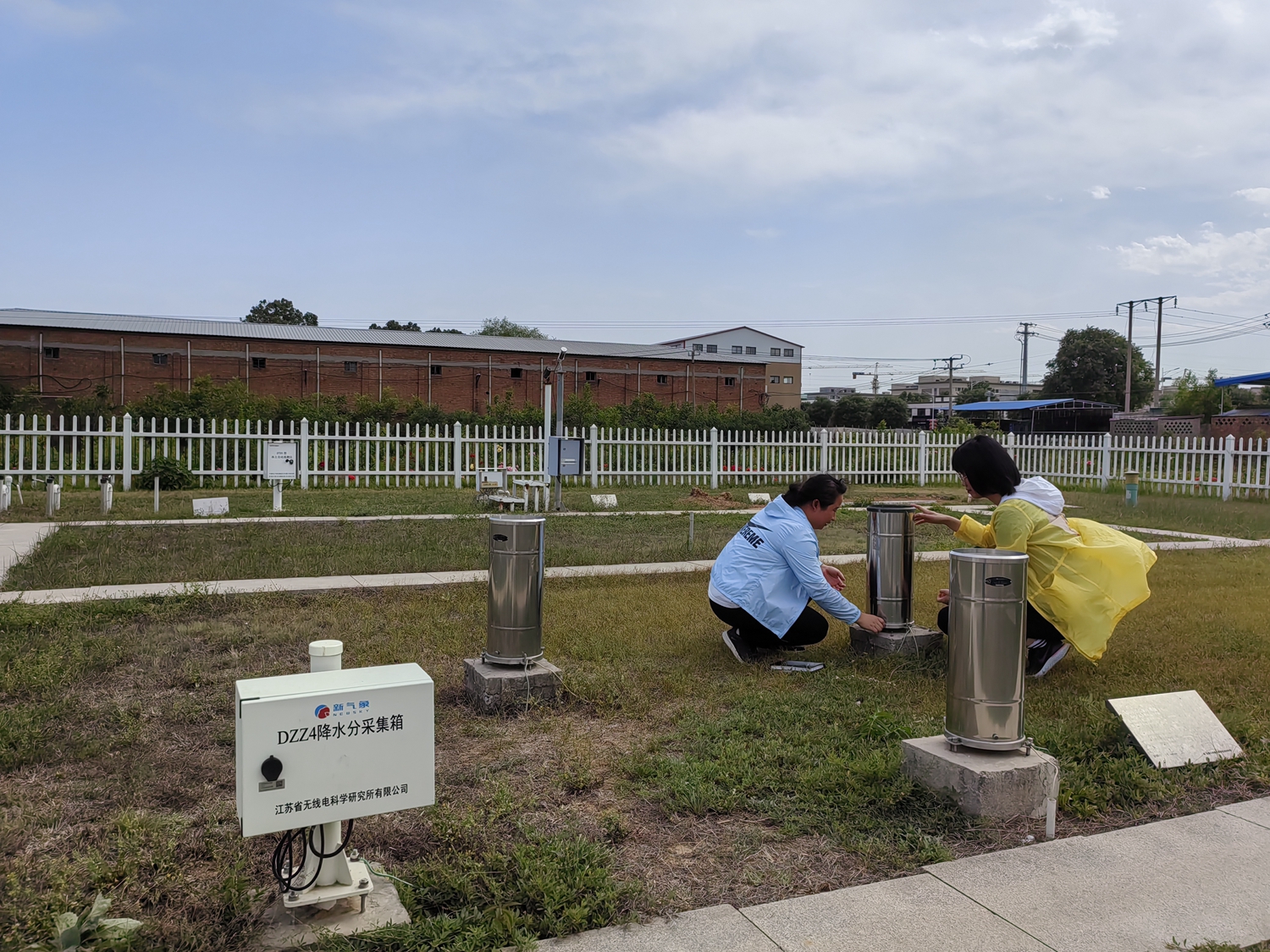 图片默认标题_fororder_满城区气象台工作人员维护雨量传感器 摄影 王浩