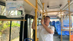【原創】青島公交推出“世界海洋日”主題車廂 倡導乘客保護海洋環境