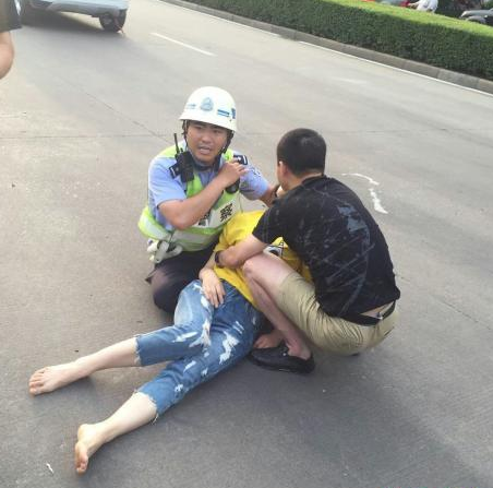 【谢谢你】交警坐地护伤者 被赞最暖“人肉枕头”