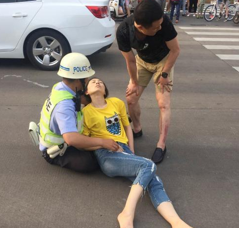 【谢谢你】交警坐地护伤者 被赞最暖“人肉枕头”