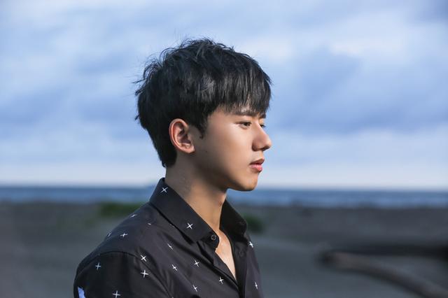 张杰《越爱越强》MV今首播 称佩服十年前的自己