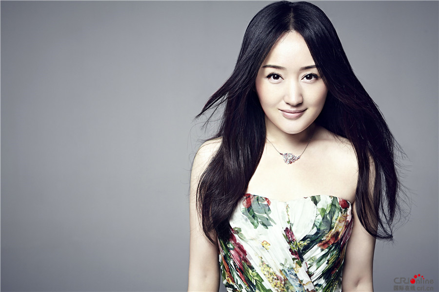 杨钰莹再登芒果秋晚 昆曲团扇演绎最美“彩云追月”