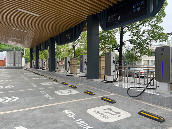 （张）宜宾翠屏：新能源充电站又“上新” 高客站光储充检智能超充站试运行_fororder_宜宾高客站超充站-摄影-胡雪