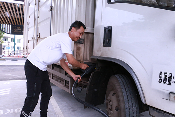 （张）宜宾翠屏：新能源充电站又“上新” 高客站光储充检智能超充站试运行_fororder_充电体验现场-摄影-胡雪