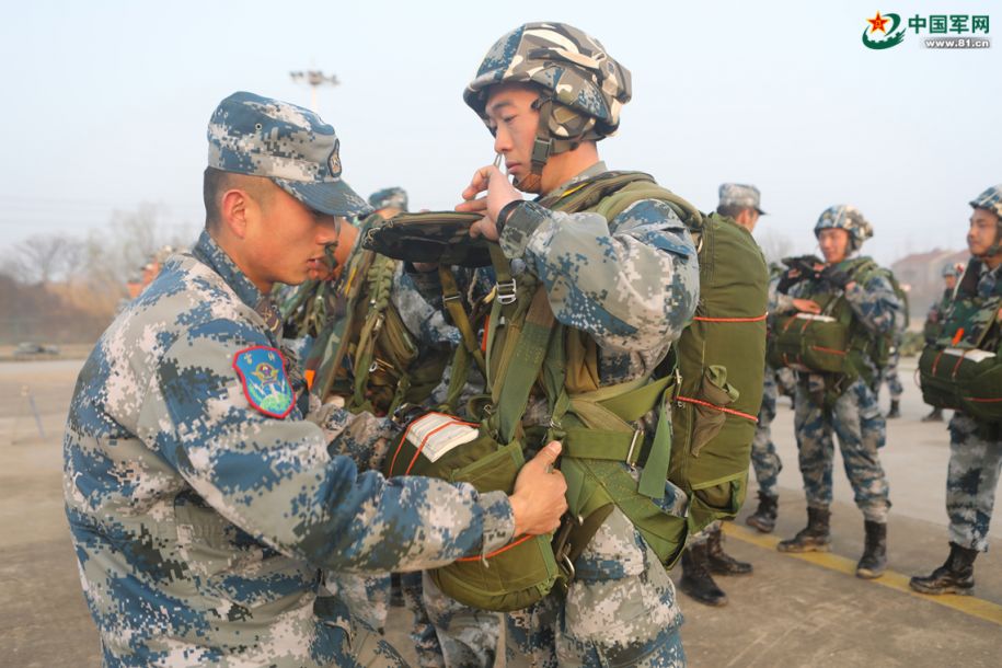 蓝天“炫技”！看空降兵练伞降作战