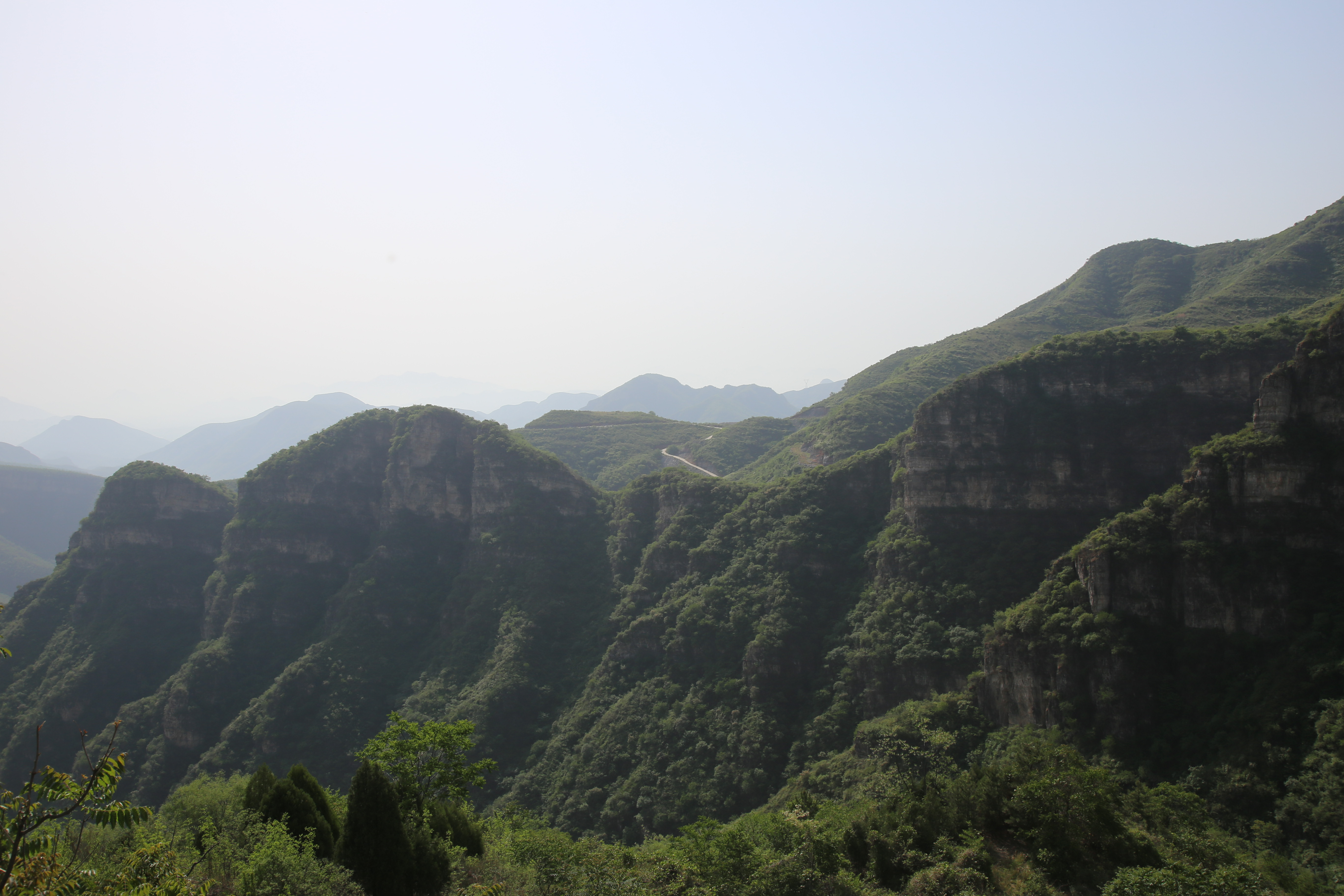 保定市满城区：山清水秀好风光 瓜果飘香富果农_fororder_卧龙山山间的盘山公路 摄影 袁野.JPG