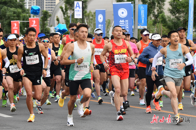 新起点2023兰州马拉松赛鸣枪开跑