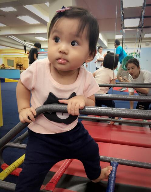 贾静雯晒咘咘大眼“出浴”照 网友：婴儿界的女神！