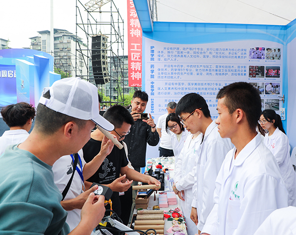 （张）“万达开云”职业教育高质量发展系列活动暨2023年职业教育活动周启动仪式在达州宣汉举行_fororder_参观展台_proc