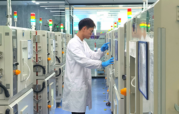 （张）中省主流媒体聚焦宜宾动力电池产业发展_fororder_欧阳明高院士工作站-摄影-高学兵