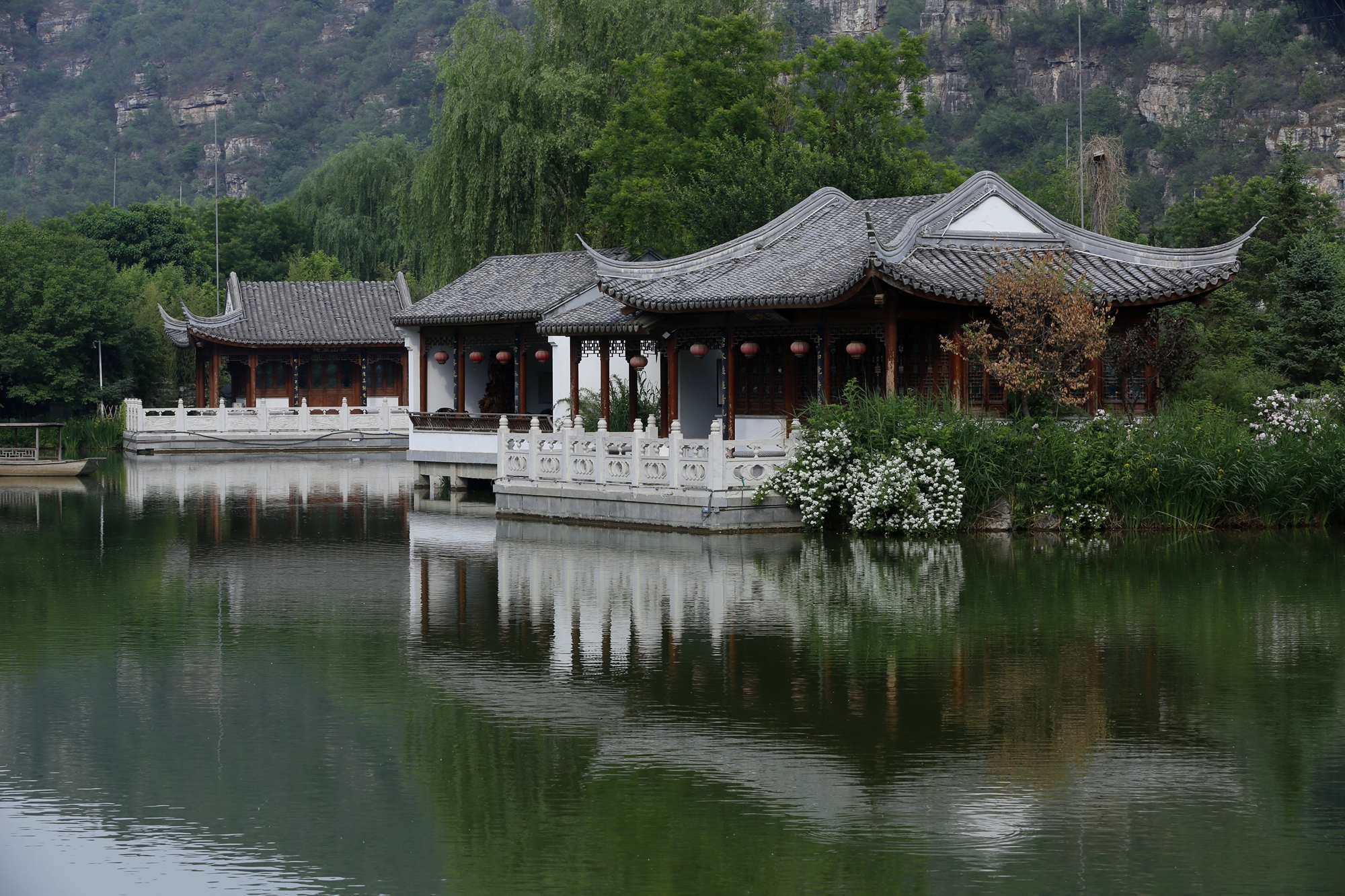 （原创）保定市满城区：满园蔷薇竞芬芳_fororder_湖水亭台倒映图 摄影 田素然