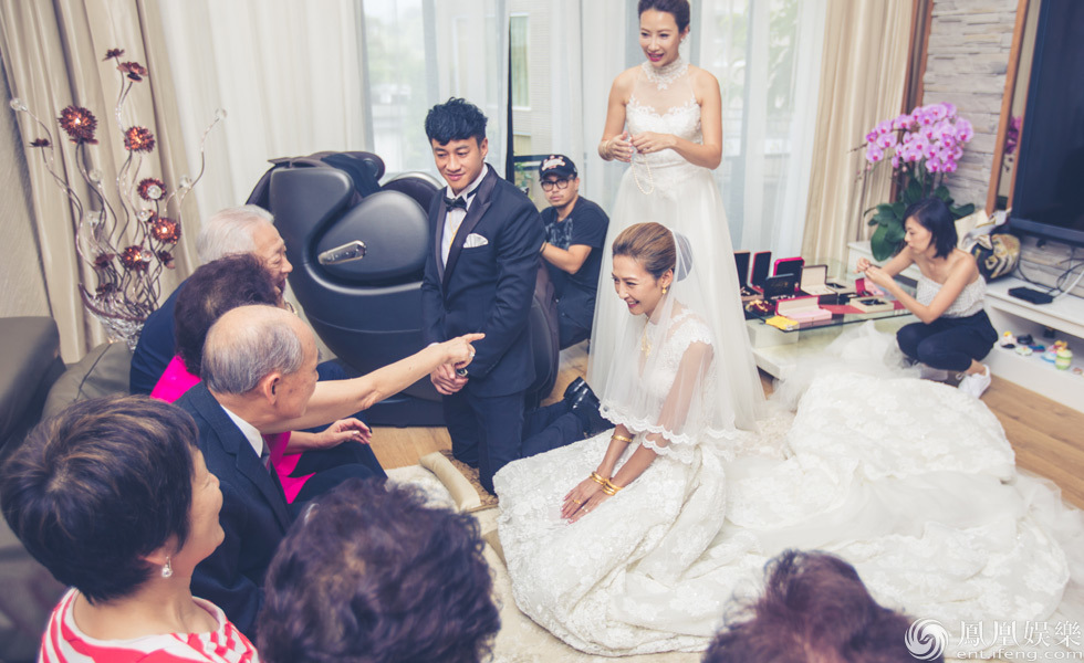 何润东林静仪大婚 新娘迎亲现场感动落泪