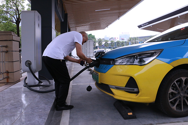 （张）宜宾翠屏：新能源充电站又“上新” 高客站光储充检智能超充站试运行_fororder_充电体验现场-摄影-胡雪2