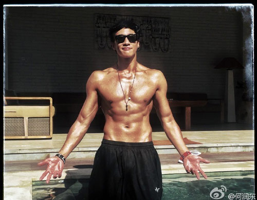 何润东婚前和兄弟大玩猛男趴