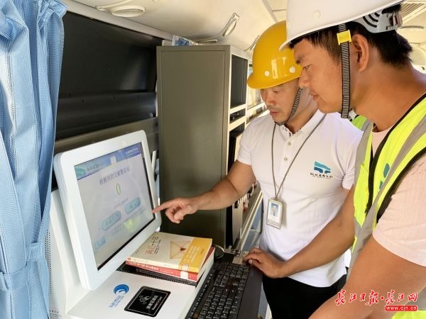 流動圖書車進工地 “微型圖書館”到了工友身邊