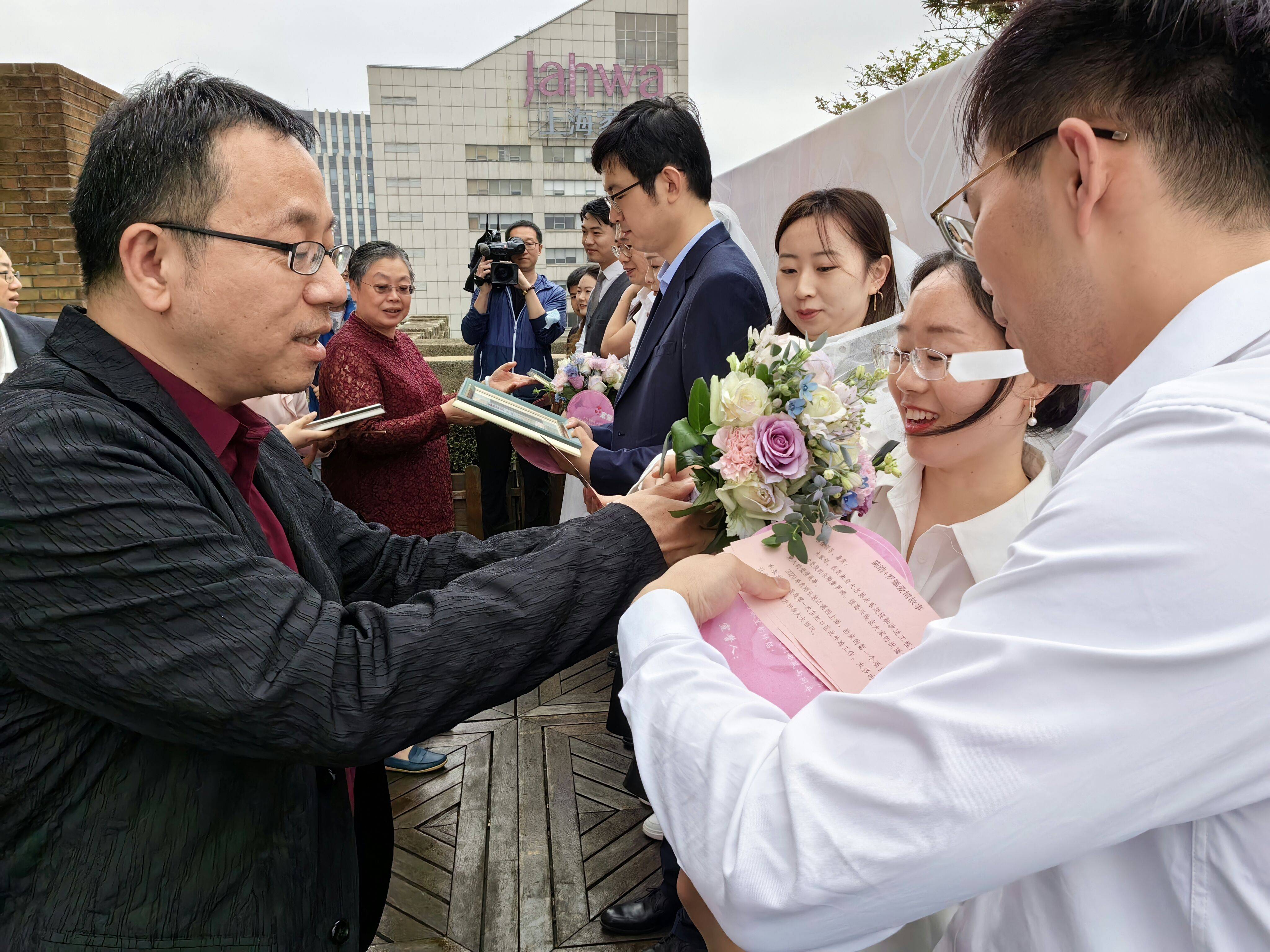 【区县新闻】上海虹口举行北外滩建设者结婚证书颁发仪式