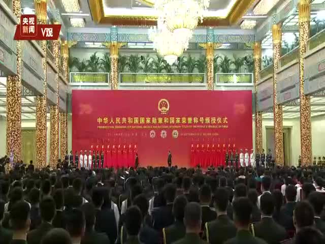 习近平向孙家栋颁授共和国勋章