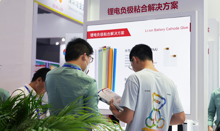 【汽车频道 资讯】回天新材锂电负极胶破局高端辅材