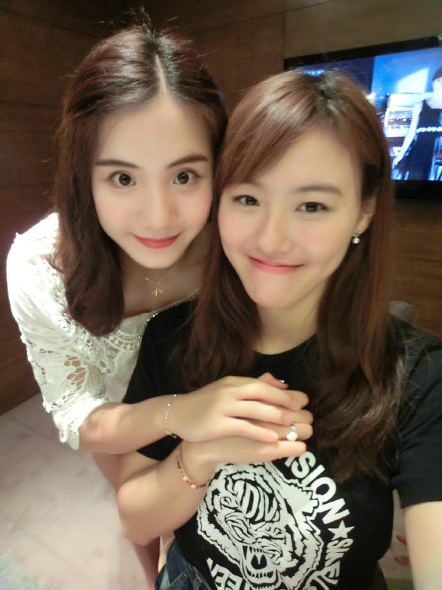 泳坛女神刘湘捧蛋糕与好友庆生20岁你好