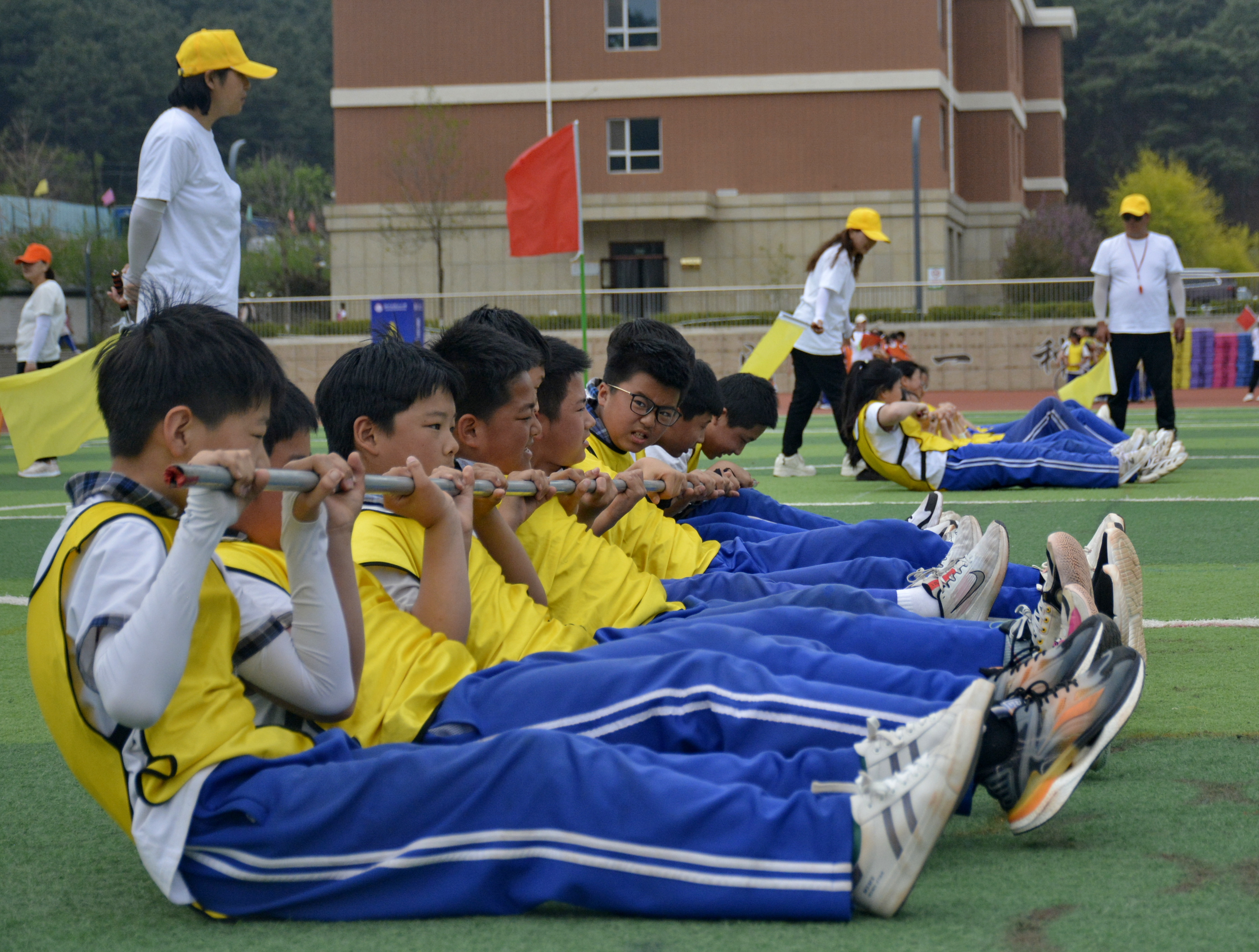图片默认标题_fororder_滦平县第五小学全员运动会，学生们参加集体仰卧起坐项目。 (4).JPG