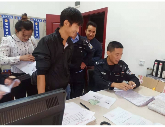 南江县交警大队到正直镇开展摩托车驾驶证办理便民服务