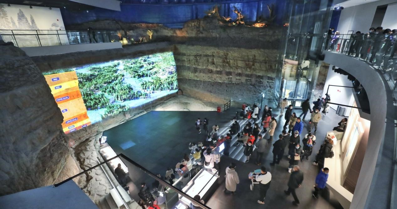 （张）喜讯连连 自贡恐龙博物馆捧回多个奖项_fororder_6恐龙探秘馆特色展项——地层剖面多功能场