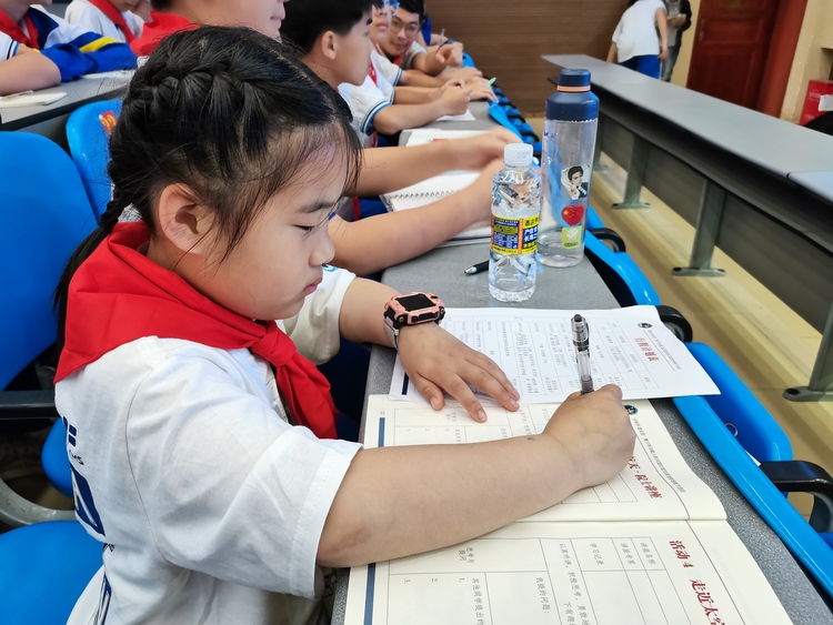 圖片默認標題_fororder_張銘恩在天宮畫展活動現場填寫活動記錄