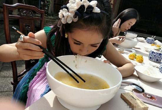 碗比脸大!谢娜捧海碗喝汤 惊呆旁边的奚梦瑶