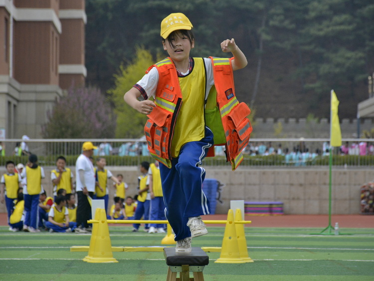 图片默认标题_fororder_在滦平县第五小学全员运动会的安全逃生项目中，学生们在穿越障碍。 (2).JPG