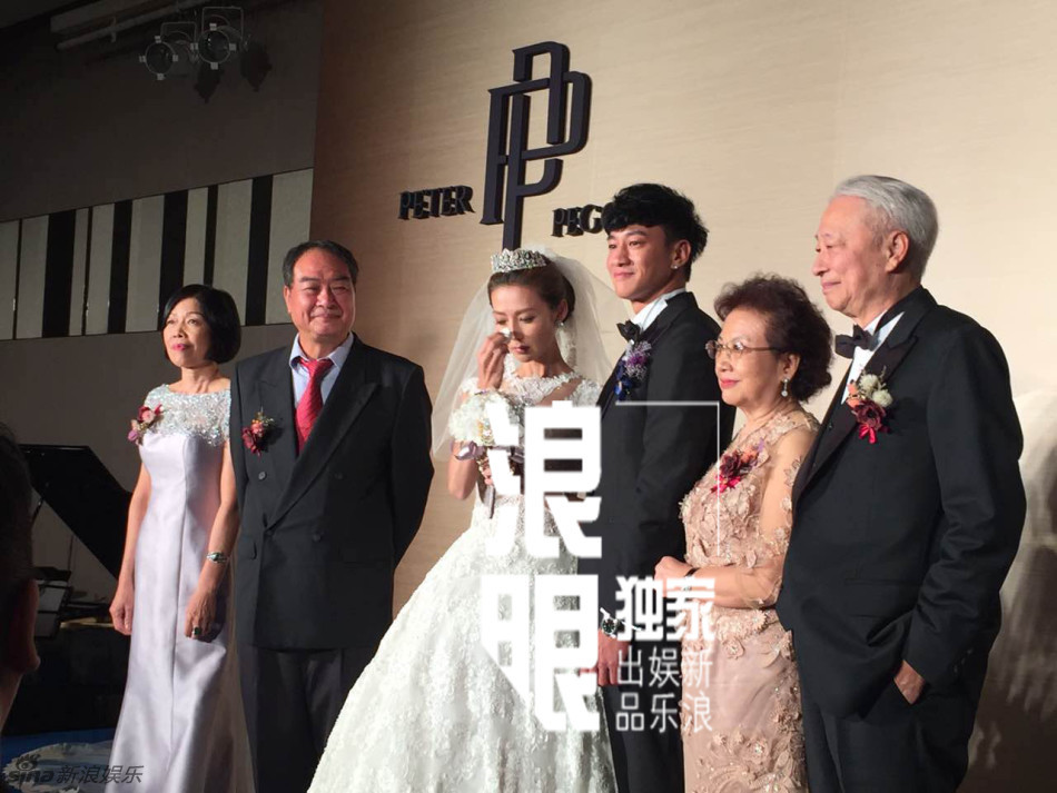 何润东婚礼双方父母饮酒谢宾客 新娘幸福落泪