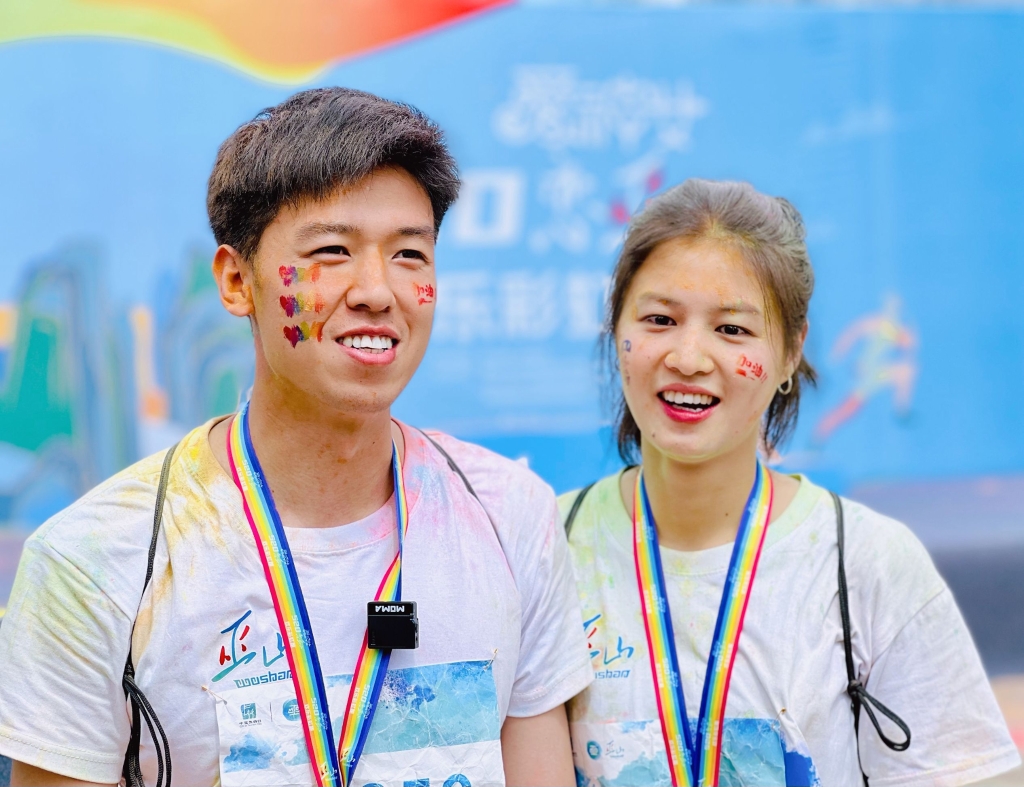 【转载】2000名跑友齐聚恋城 520欢乐彩虹跑浪漫开跑