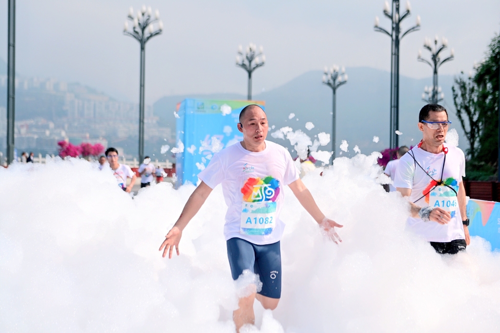 【转载】2000名跑友齐聚恋城 520欢乐彩虹跑浪漫开跑