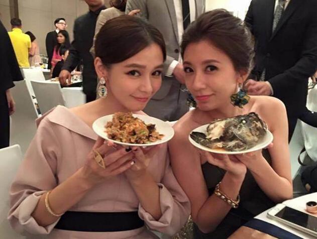 喜酒吃不完！徐若瑄贾静雯打包美食“不浪费”