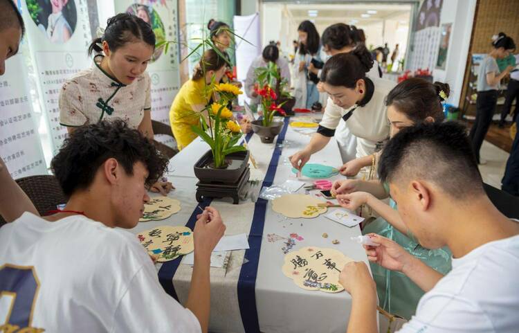 学校首届“海经雅集”在中德学院和图书馆举行