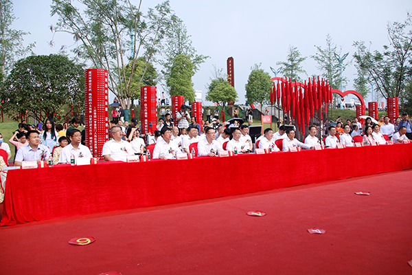 （张）宜宾市南溪区公园式婚姻登记处为爱正式启用_fororder_活动现场-摄影-高学兵